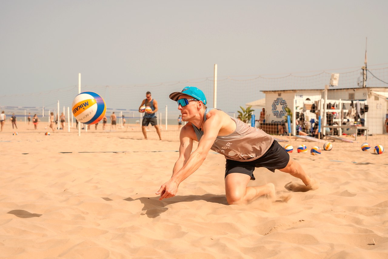 Beachvolleyball Camp Gandía: Abwehraktion am Strand vor dem Sunsation-Beach-Club