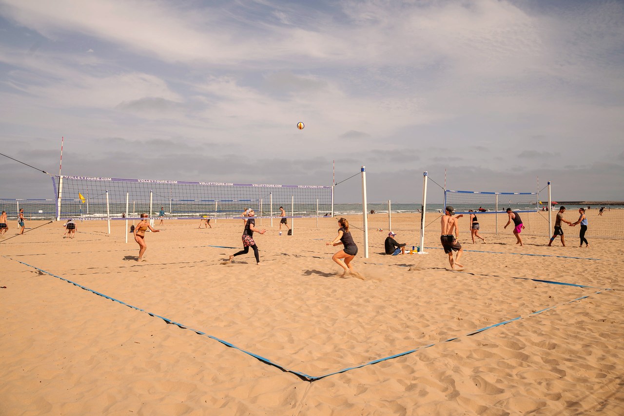 Beachvolleyball Meisterschaften 2026: Camper beim Training am Netz in der Sonne