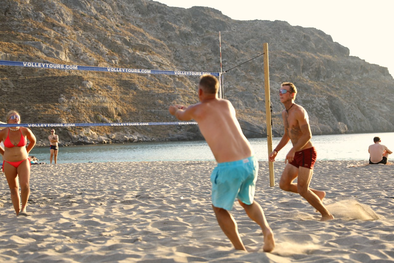 Ein Tag im Beachvolleyball-Camp: Training vor den Klippen von Plakias auf Kreta